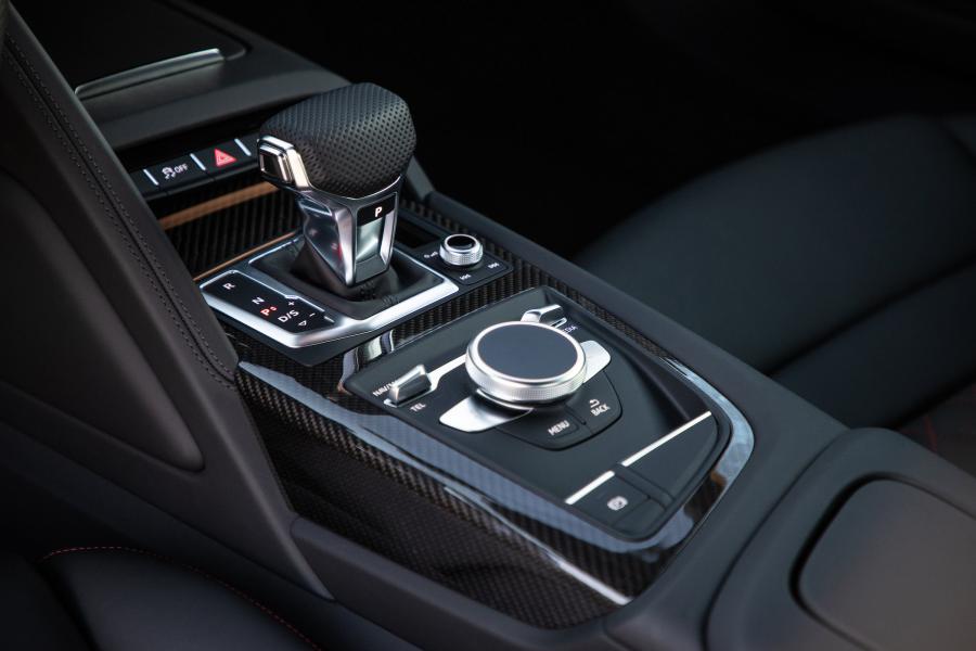 Детали интерьера Audi R8 V10 Performance 2019 года  (NA) (фото 60 из 62)